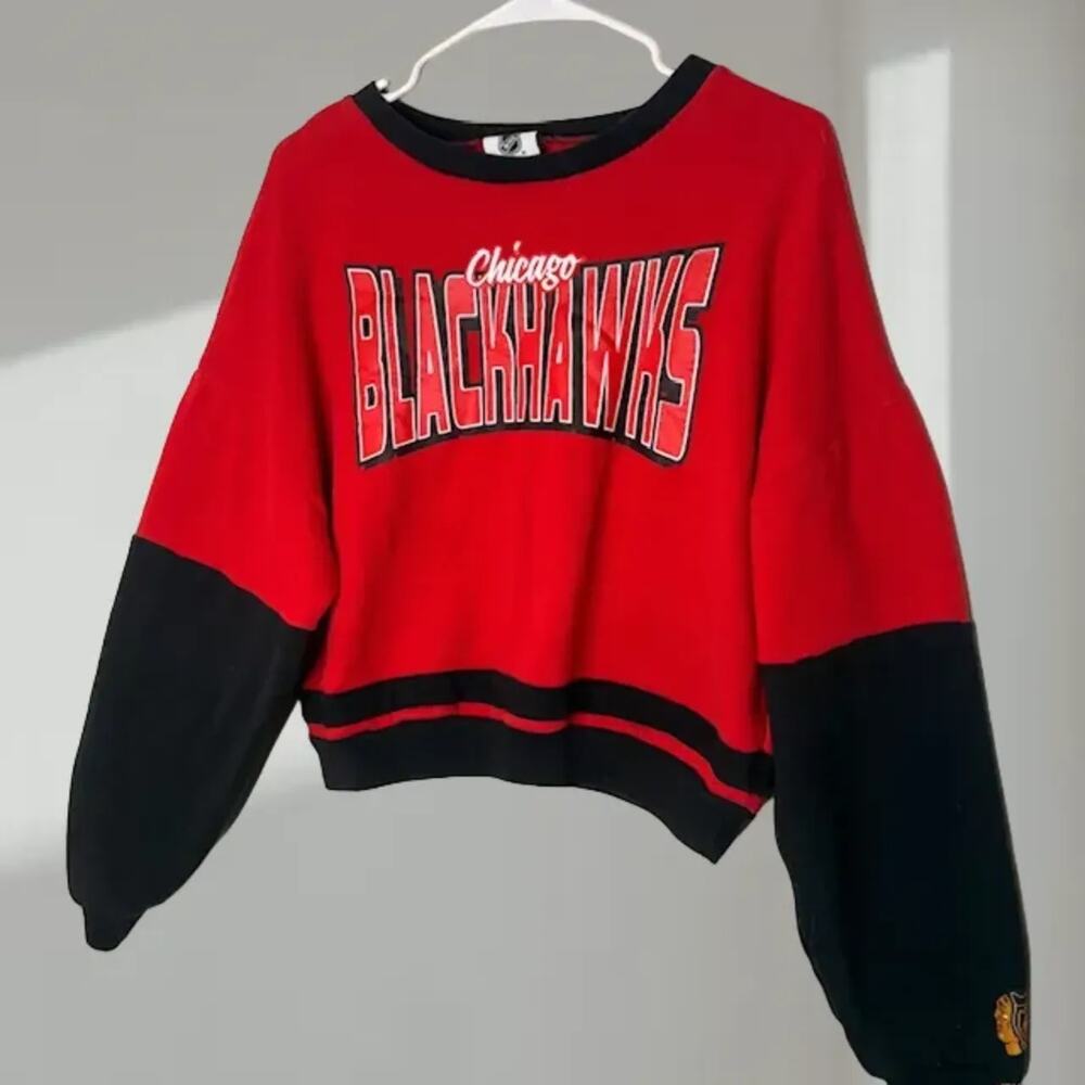 Chicago Blackhawks Cropped Sweatshirt – Red & Black (Girls’ XL / 18)
